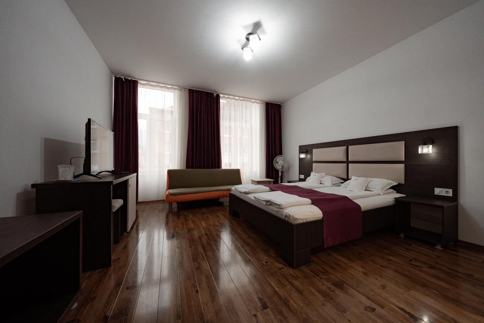 Hotel Quantum House Vatra Dornei Esterno foto